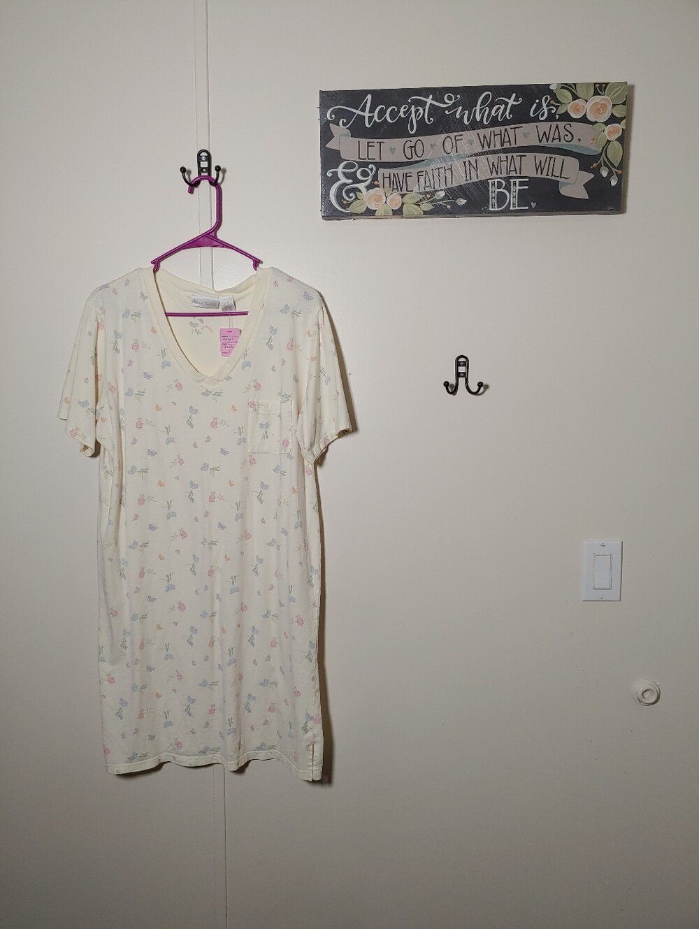 Gorgeous Small- Medium Intimate Essentials Light Yellow Short Sleeve Nightshirt